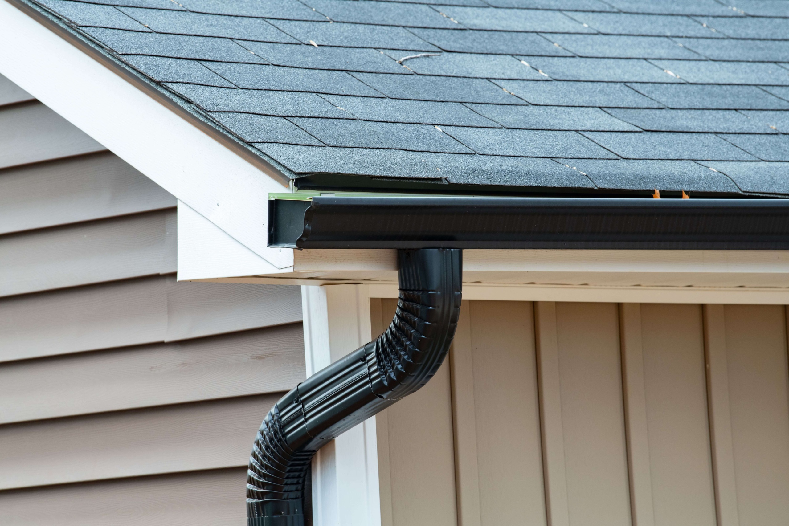 Aluminum vs Vinyl Gutters