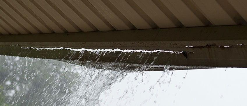 Spot these 6 signs you have clogged gutters